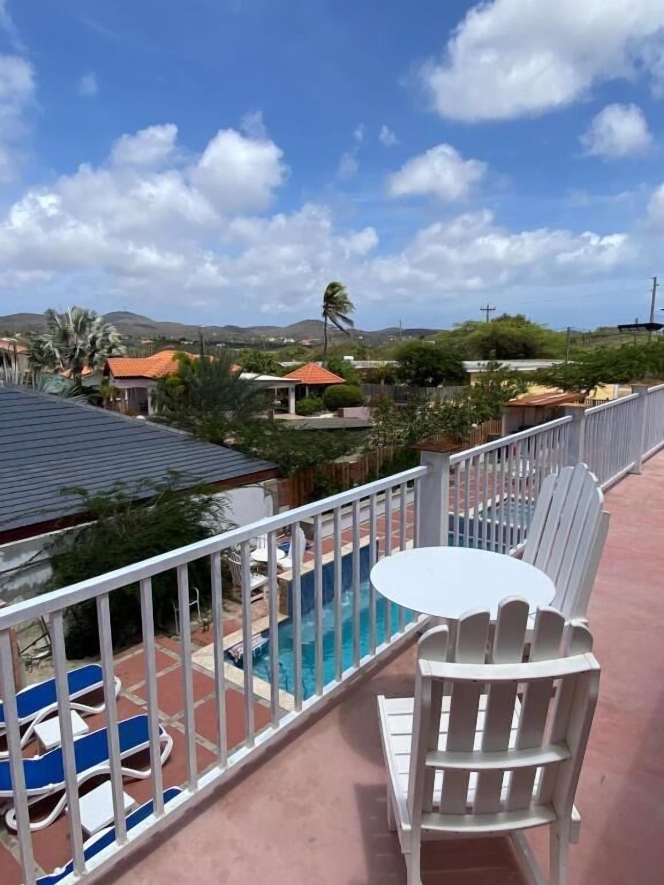 Standard Yellow Apartment, Balcony, Mountain View | Speisen im Freien
