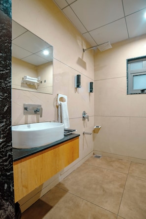 Deluxe kamer, uitzicht op de stad | Badkamer | Gratis toiletartikelen, een haardroger, pantoffels, handdoeken