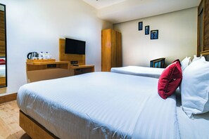 Habitación de hotel con cama, televisión, escritorio y armario.