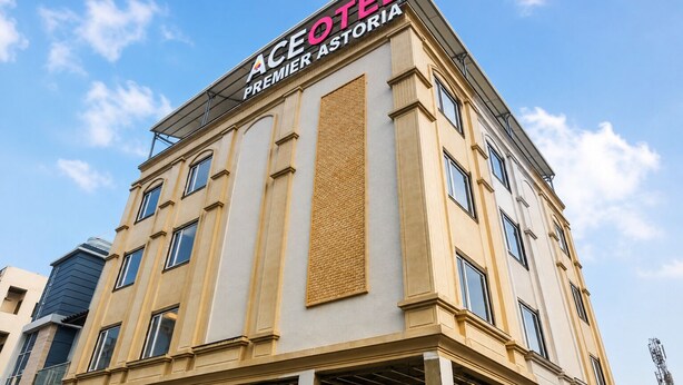 Un edificio de hotel con un letrero que dice 'ACEOTEL PREMIER ASTORIA'.