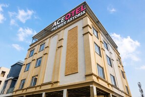 A hotel building with a sign reading 'ACEOTEL PREMIER ASTORIA'.
