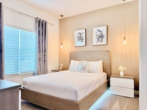 Tabla de planchar con plancha, cuna de viaje, wifi gratis y ropa de cama
