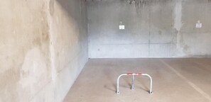 A concrete room with a metal structure in the center. - 150m from ski slopes, Ground floor, balcony, tv, ski locker, 33m², Valloire (Valloire)