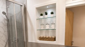 Unclassified image, 5 of 16, button - Luxury Apartment|Gym, Cinema, work hub & Game Room (London)