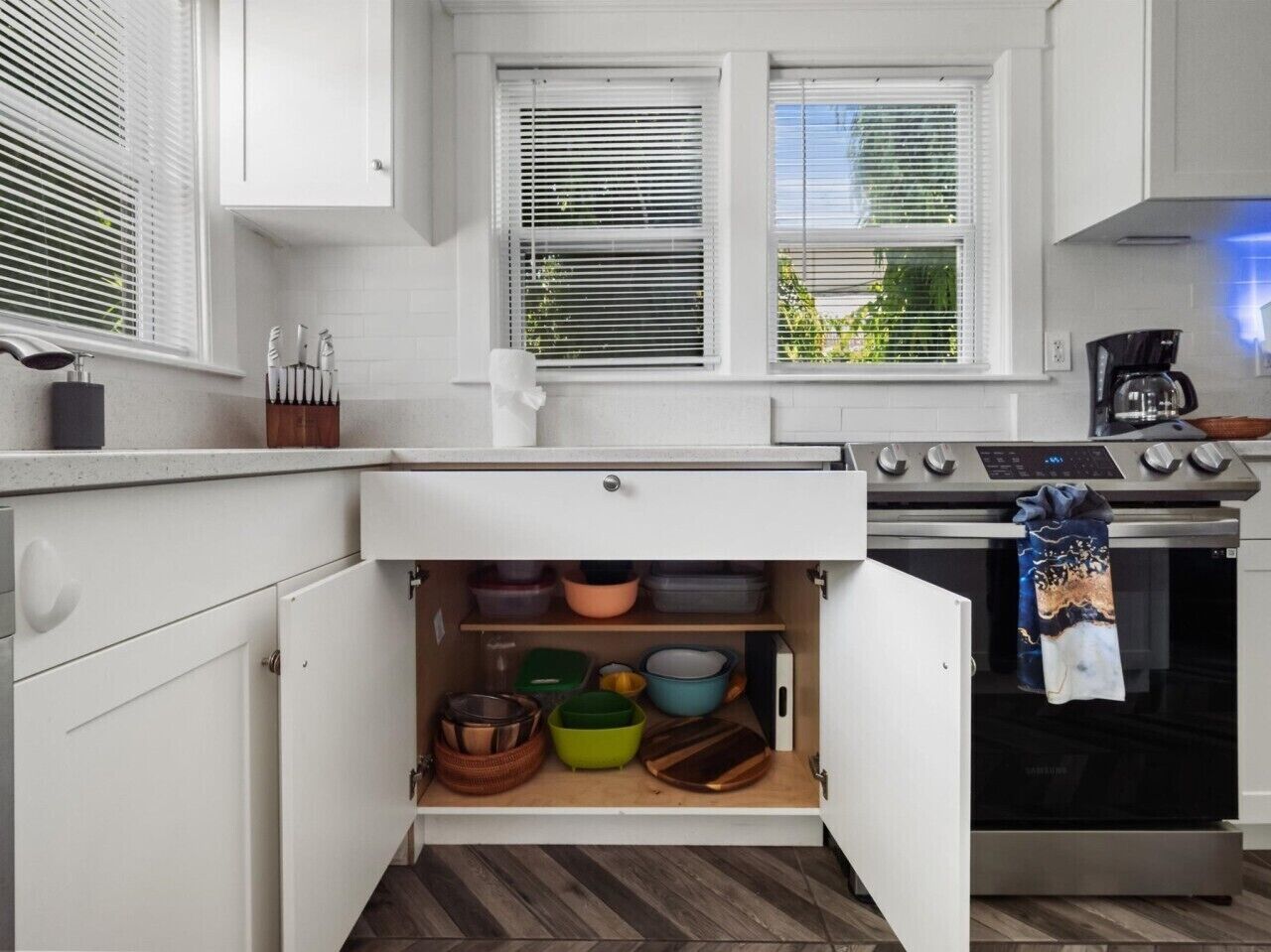 Coffee/tea maker, fridge, microwave, oven