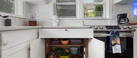 Coffee/tea maker, fridge, microwave, oven