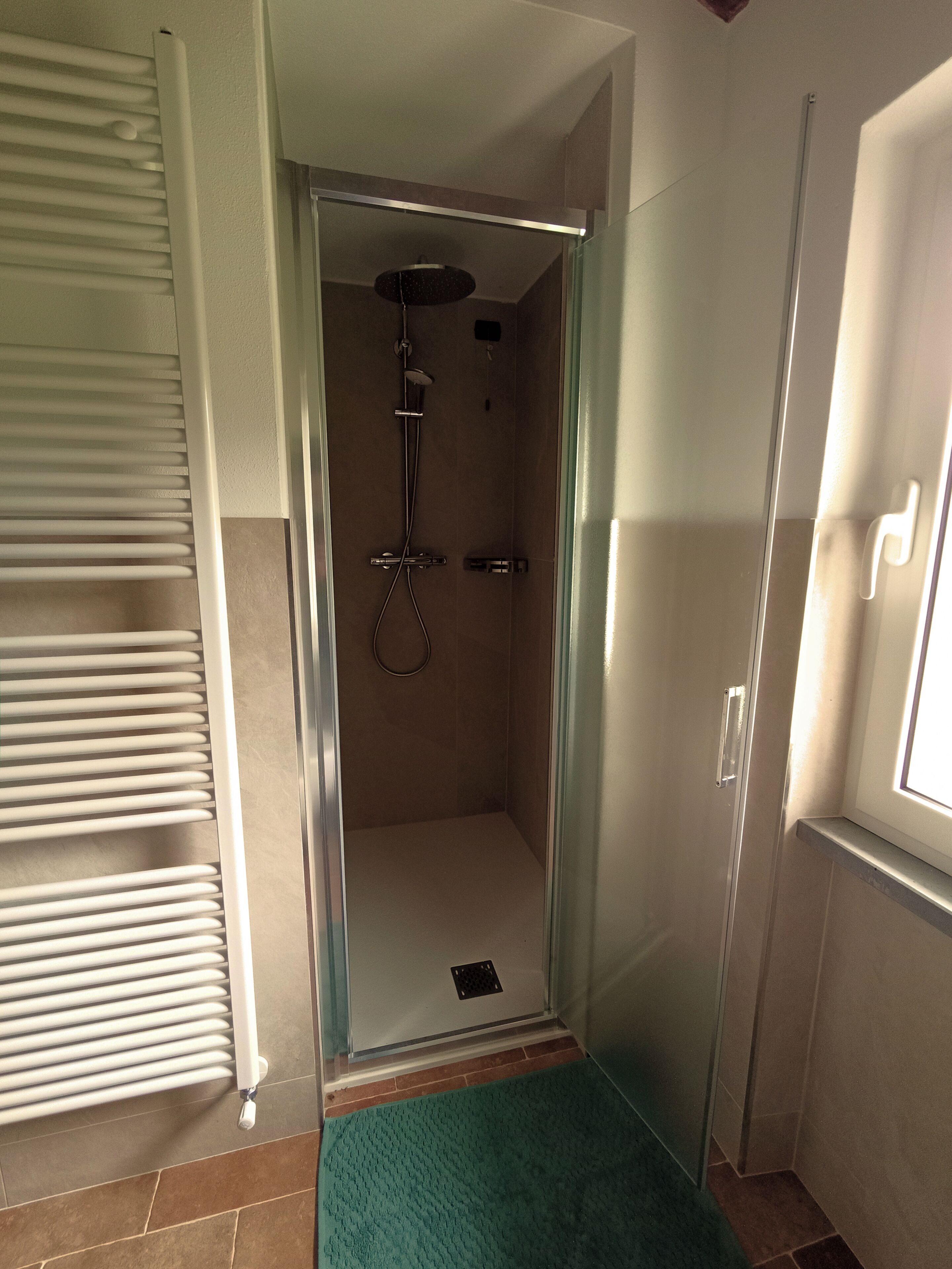 Douche, bidet, serviettes fournies, savon