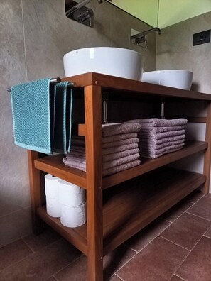 Een douche, een bidet, handdoeken, zeep
