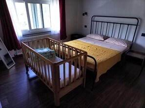 2 slaapkamers, een strijkplank/strijkijzer, reisbedje, gratis wifi