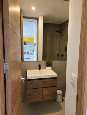 Towels, toilet paper - Cozy 1-bedroom apartment with AC in peaceful Santa Marta (Santa Marta)
