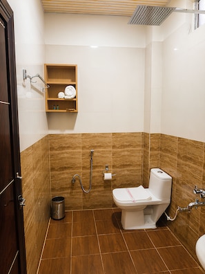 Shower, towels, soap, shampoo - Hotel Shiny Grand (Guwahati)