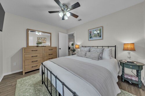 65”TV, Fire Pit, Coffee Bar, Office, 350MB WIFI