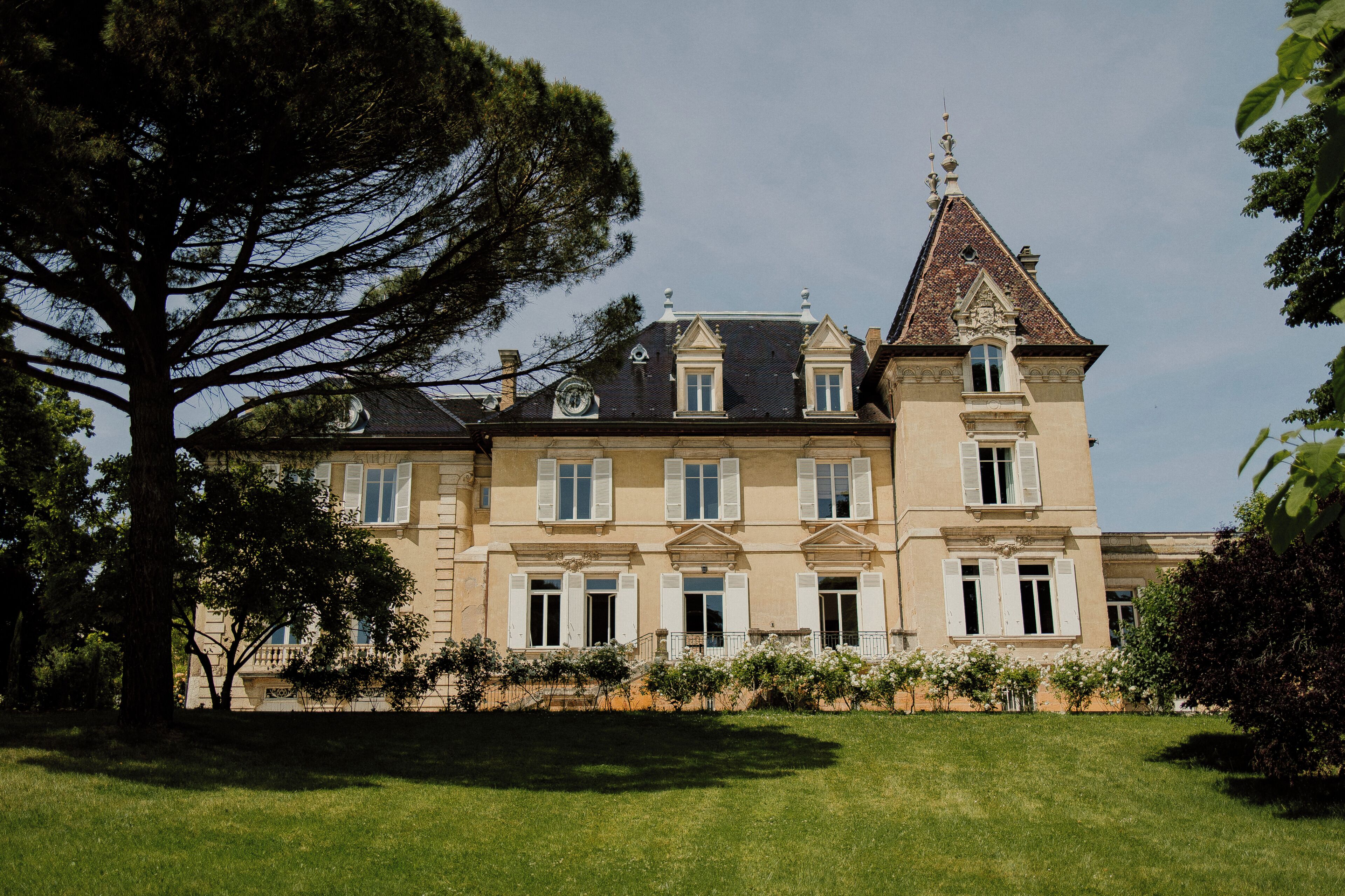 Un grand bâtiment historique doté de nombreuses fenêtres et d’une tour imposante.