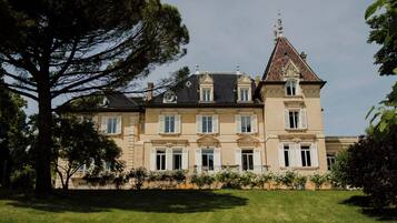 Un grand bâtiment historique doté de nombreuses fenêtres et d’une tour imposante.