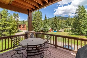 Outdoor dining - 5-10 min walk to lifts. Luxury home in Winter Park (Winter Park)