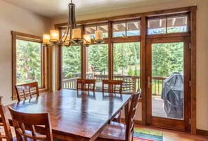 Dining - 5-10 min walk to lifts. Luxury home in Winter Park (Winter Park)