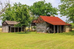 Ein rustikaler Bauernhof mit Holunder-Scheunen und einem Steinhaus.