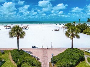 A beach with white sand, palm trees, and a clear blue sky. - Siesta Key Beach Condo - Steps to Private Beach + King Bed + 2 Pools (Sarasota)