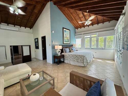 9BD 10Bath Villa near Combate Salt Flats sleeps 24, generator, cistern
