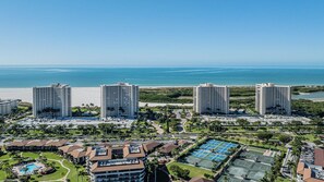 Un resort con diversi edifici a grattacielo, una spiaggia e una zona piscine ben curata.