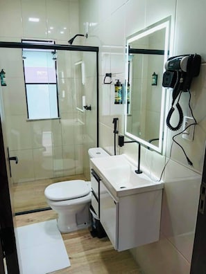 Camera Standard con letto matrimoniale o 2 letti singoli | Bagno | Sapone, shampoo, carta igienica