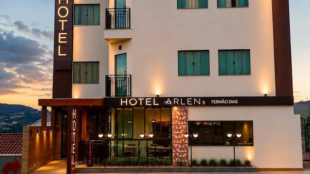 Un hôtel à plusieurs étages au design moderne, avec une enseigne bien visible portant les noms « ARLEN 5 » et « HÔTEL ARLEN 5 FERNÃO DIAS ».