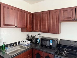 Coffee/tea maker, fridge, microwave, oven