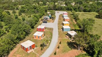 Un barrio residencial con una calle principal y varias casas coloridas.