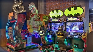 Rivi pelihalleissa käytettäviä peliautomaatteja, joiden teemoina ovat elokuvat »Jurassic Park» ja »Batman».