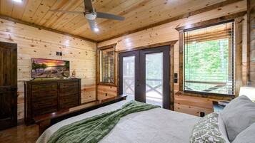 2 bedrooms, desk, WiFi (free)