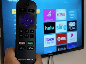 Un control remoto con panel direccional y botones para Netflix, Hulu, Sling y Now.