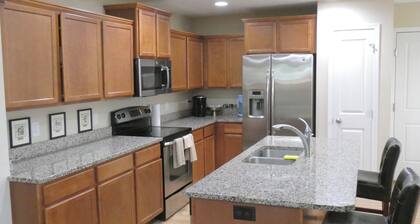 3-bedroom End-Unit Townhome in beautiful West Des Moines