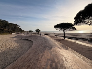 A paved walkway beside a beach with trees and a clear sky. - Ferdinand's Cabin • Beach: 2 min • Private patio • Air Conditioning • Fiber (Arcachon)