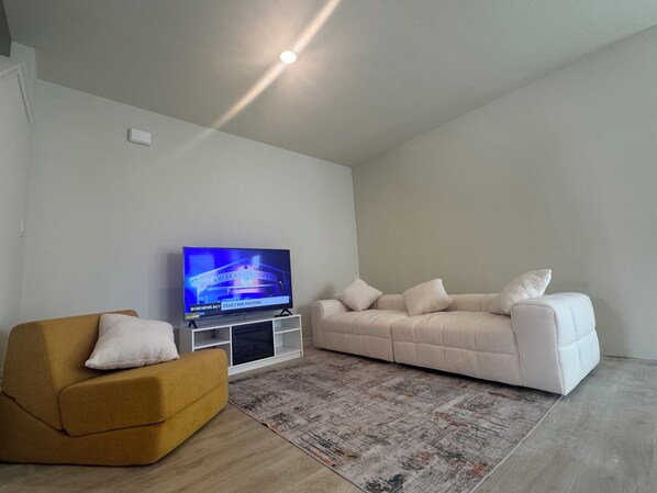 Living area - Luxurious 6-bedroom house near UNT & Medical City (Denton)