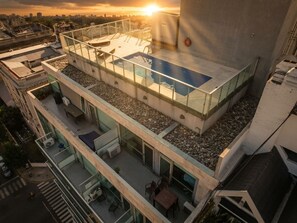 A rooftop pool with glass railings, a seating area, and a view of the cityscape. - Skyline Studio - Panoramic View - Open 24 hours a day. Gym, Sauna, Laundry. Views. (Buenos Aires)