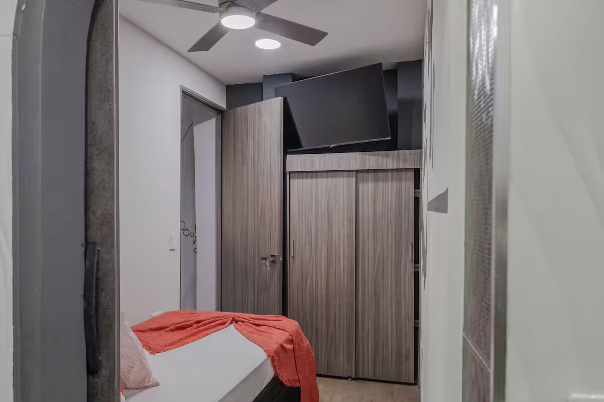 Desk, laptop workspace, WiFi (free)