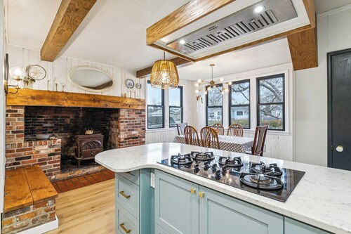 Fabulous 5-bedroom farmhouse in charming Downtown Nampa
