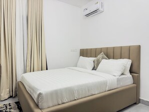 Iron/ironing board, free WiFi, bed sheets - Radiant Studio Apartment in Victoria Island with Pool, Fast Wi-Fi & 24/7 Power (Lagos)