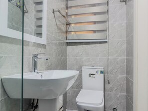 Towels, soap, toilet paper - Radiant Studio Apartment in Victoria Island with Pool, Fast Wi-Fi & 24/7 Power (Lagos)