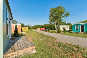 Filera de cases mòbils amb un passeig pavimentat i una zona enjardinada.