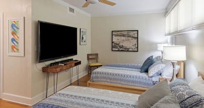 Large 2 bedroom close to UF!