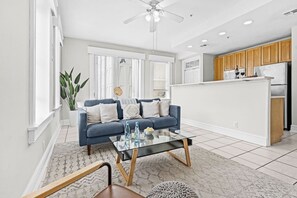 Living area - Downtown Fort Myers Retreat Walk to River District (Fort Myers)
