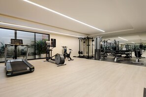 A gym with cardio equipment, weight machines, and free weights. - Homey 3BR Apt near Parque México|Pool & Gym (Ciudad de México)