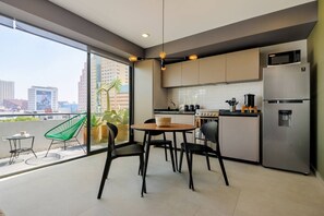 A modern kitchen with a dining area, large windows, and a view of the cityscape. - ¡NEW! Modern apt. with Bellas Artes views (Ciudad de México)