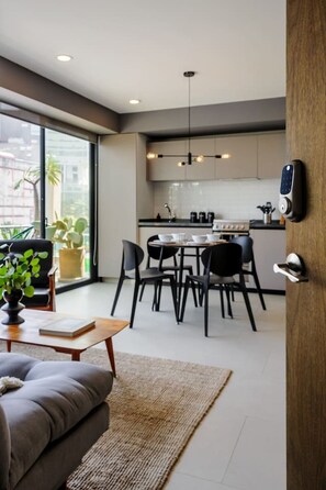 A modern kitchen with a dining area, a built-in oven, and a pendant light fixture. - ¡NEW! Modern apt. with Bellas Artes views (Ciudad de México)