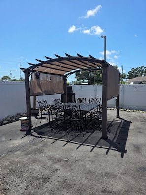Outdoor dining - PRIVATE TAMPA BAY VACATION COMPOUND  SLEEPS 16  2 HOMES A POOL + HUGE GAME YARD (Largo)