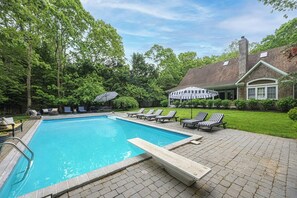 Pool - Spacious 4-bedroom house in fabulous Southampton designed by former Vogue editor (Southampton)