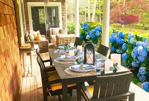 Outdoor dining - Spacious 4-bedroom house in fabulous Southampton designed by former Vogue editor (Southampton)
