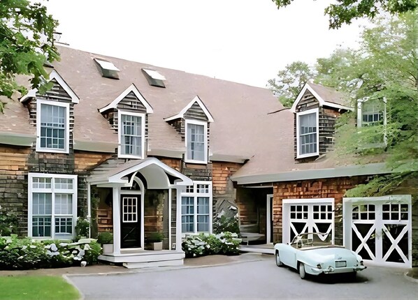 Exterior - Spacious 4-bedroom house in fabulous Southampton designed by former Vogue editor (Southampton)