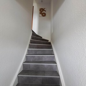Un escalier doté d’une rampe et d’un élément décoratif fixé au mur.